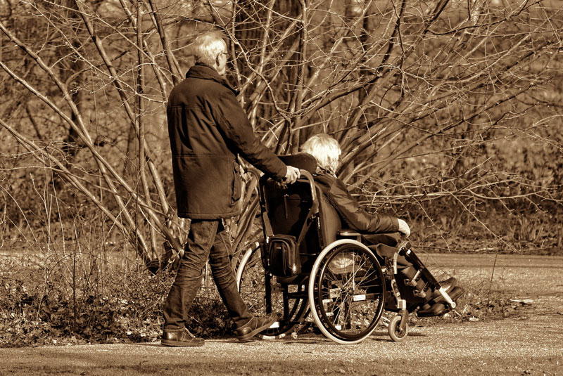 ayudas para personas mayores de 80 años